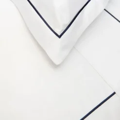 Maison Jean-Vier Drap en satin de coton broderie bleu foncé