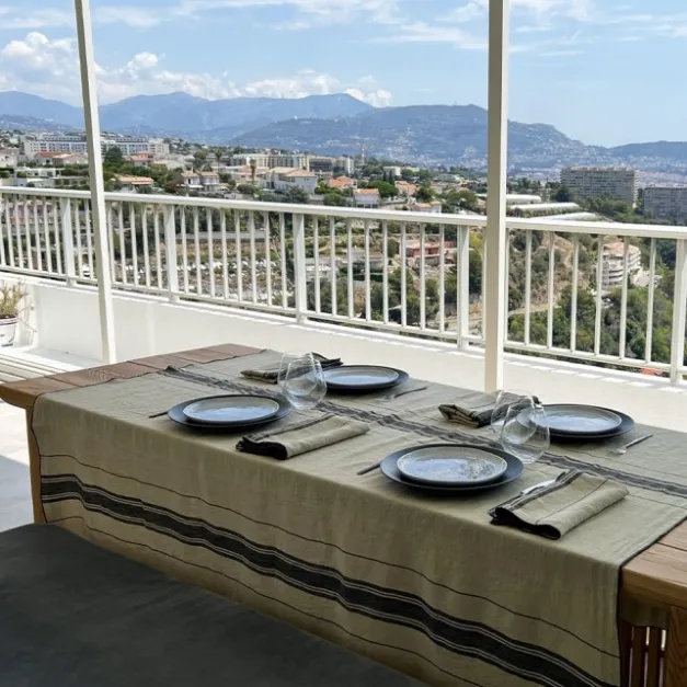 Maison Jean-Vier Nappe en lin vert clair à rayures