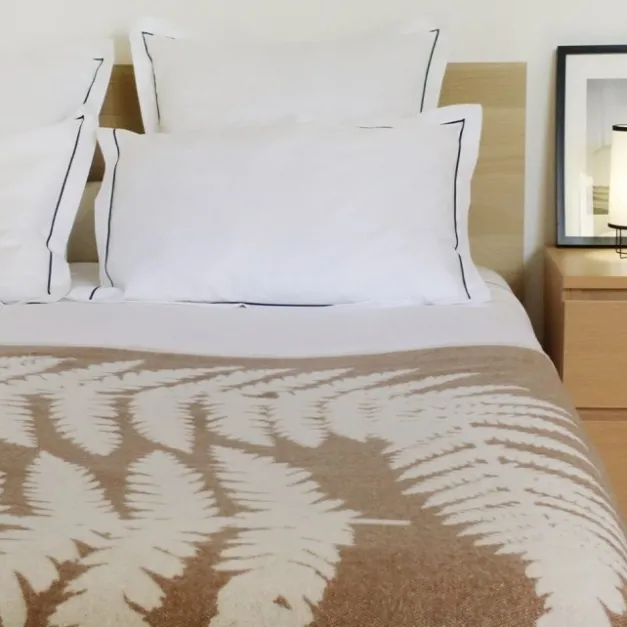 Maison Jean-Vier Plaid beige en cachemire et laine motif fougère